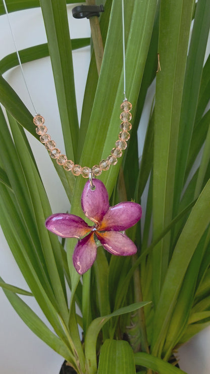 Collar Plumeria Malva & Destellos Champaña