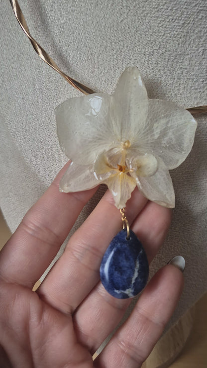 Choker orquidea Phalaenopsis y Lapislázuli.