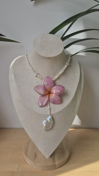 Colgante de perlas y plumeria