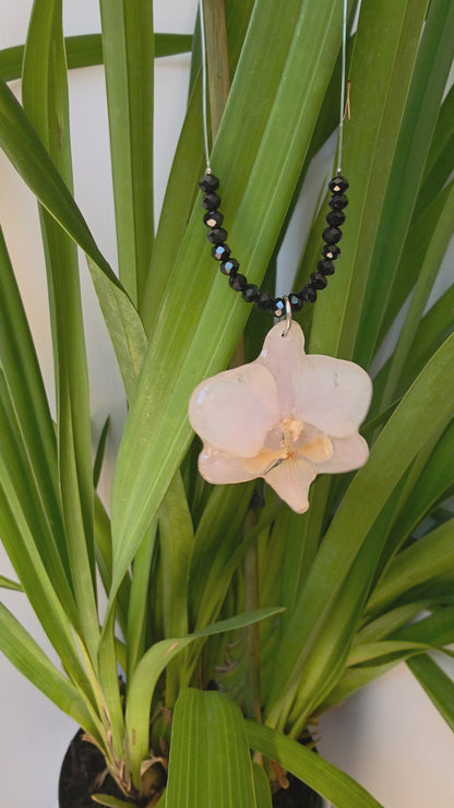 Collar Orquídea Blanca & Piedras Negras