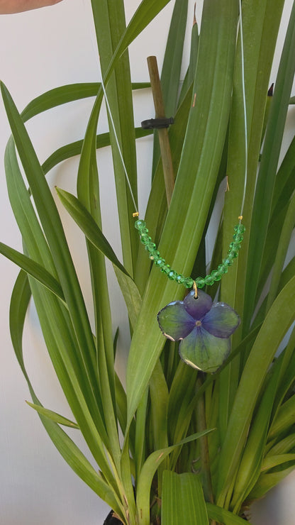 Collar Hortensia Verde & Destellos Esmeralda