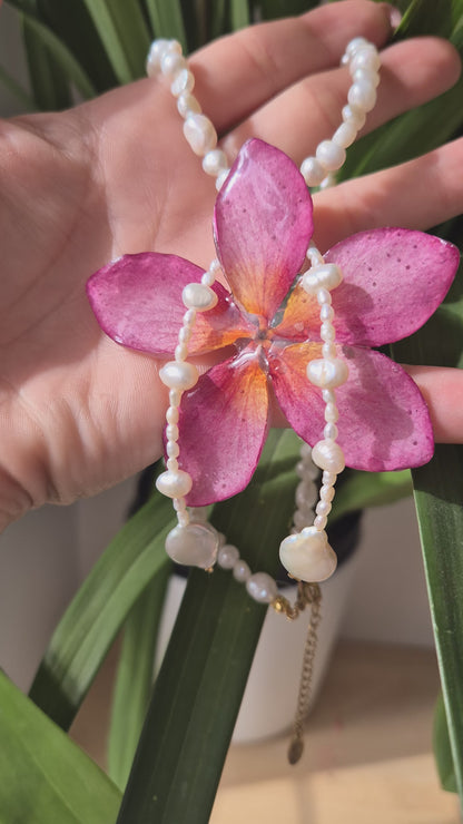 Colgante de perlas y plumeria