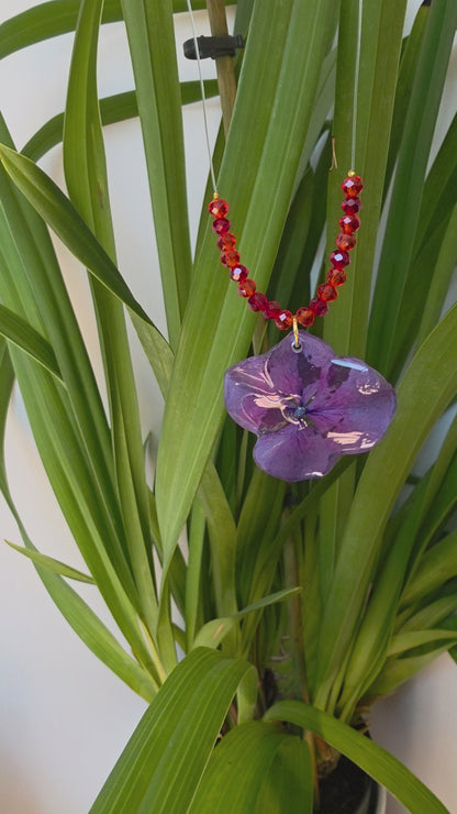 Collar Hortensia Morada & Destellos Rojos