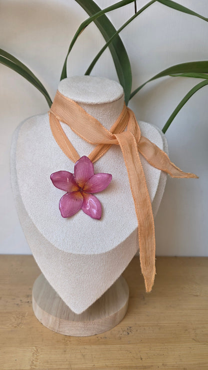 Collar plumeria y seda