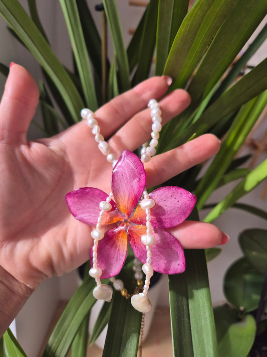 Colgante de perlas y plumeria