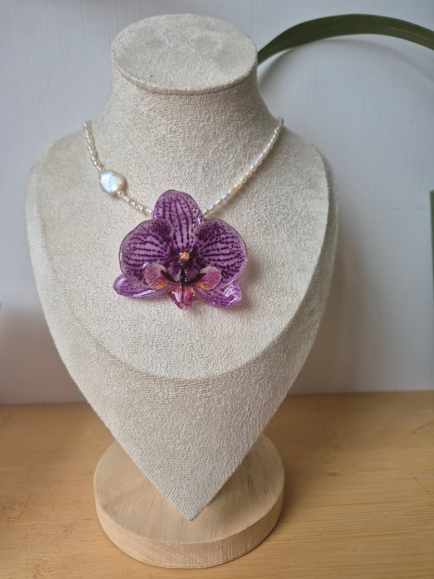 Collar de perlas con orquidea Phalaenopsis