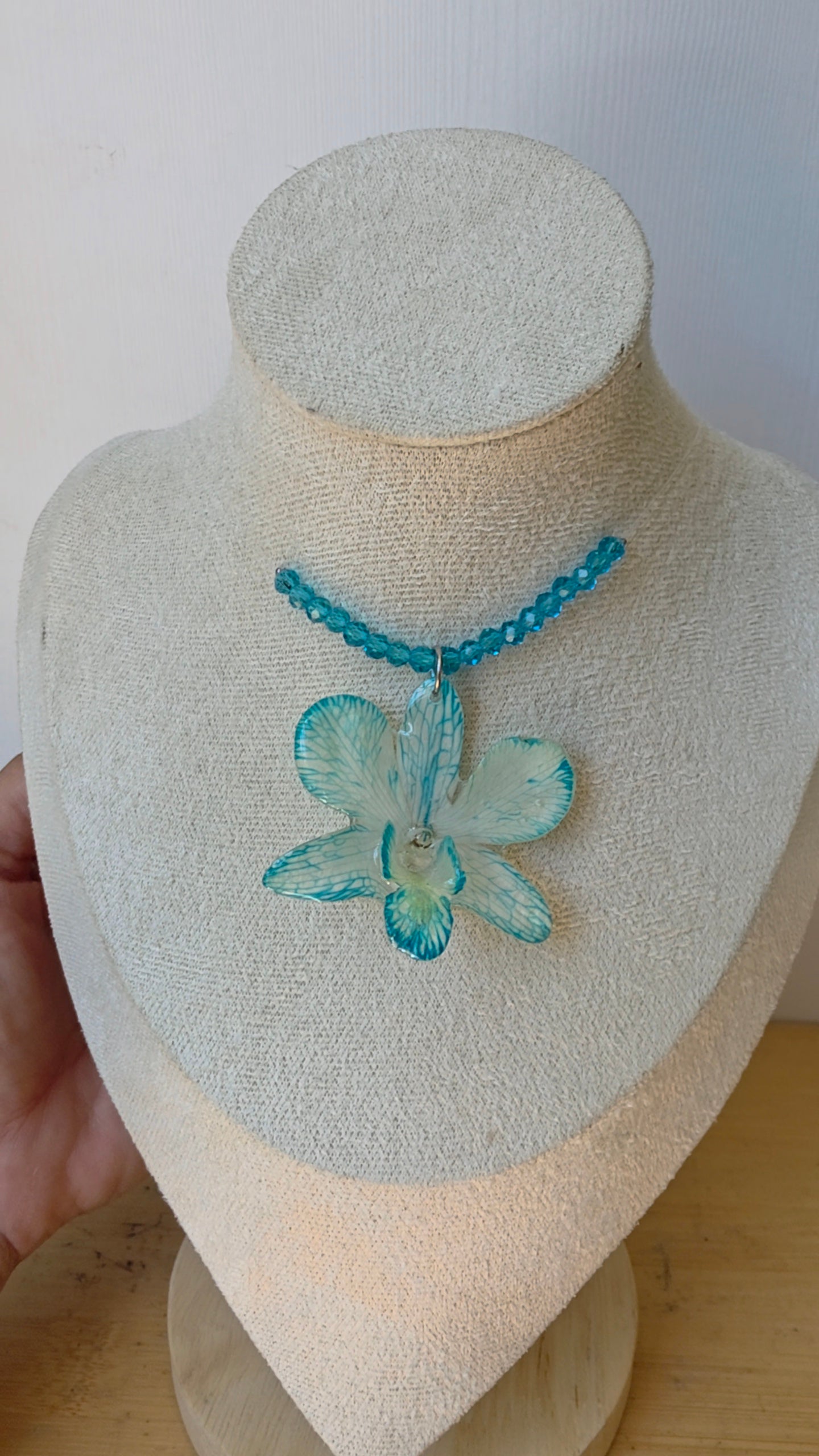 Collar Orquídea Dendrobium Azul & Destellos Celestes