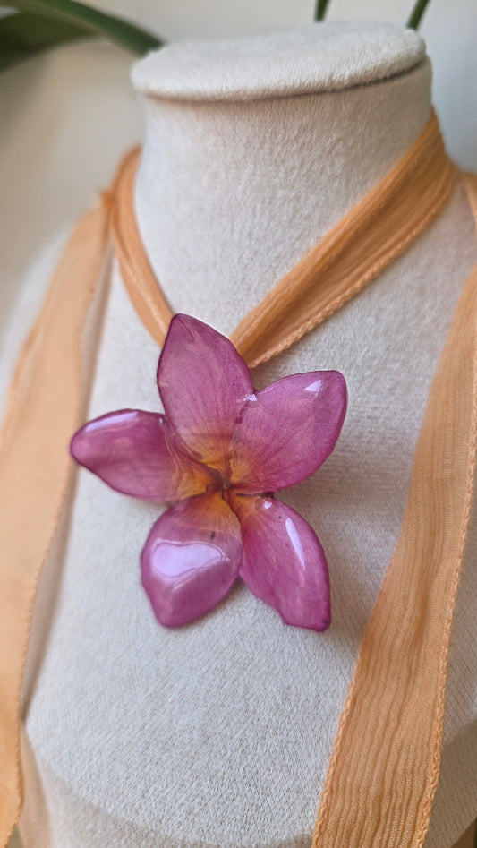 Collar plumeria y seda