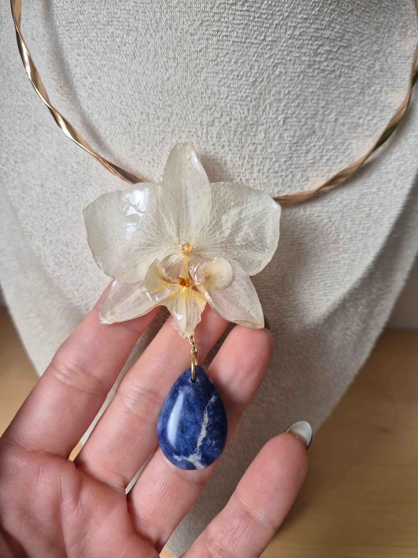 Choker orquidea Phalaenopsis y Lapislázuli.
