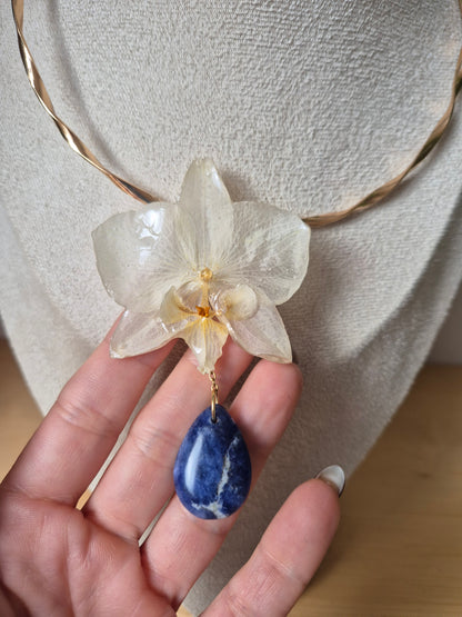 Choker orquidea Phalaenopsis y Lapislázuli.