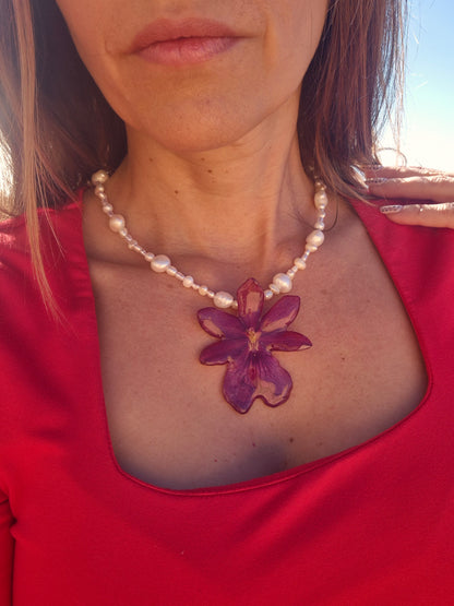 Collar de perlas y orquidea Cambria
