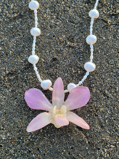 Collar de perlas y orquidea Dendrobium