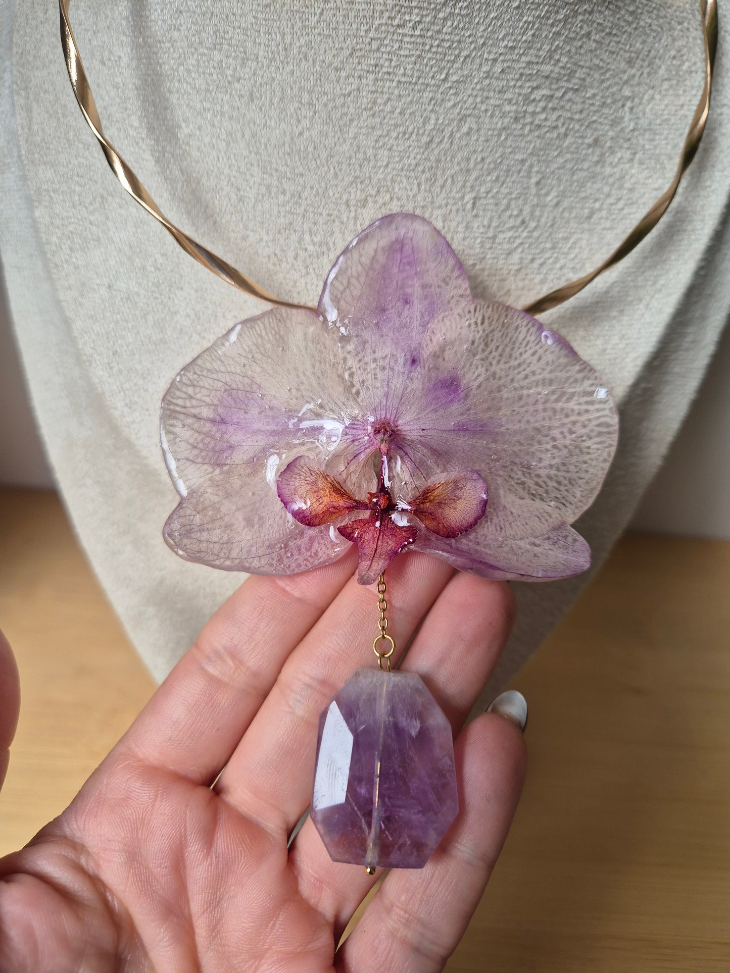 Choker orquidea Phalaenopsis y Amatista.