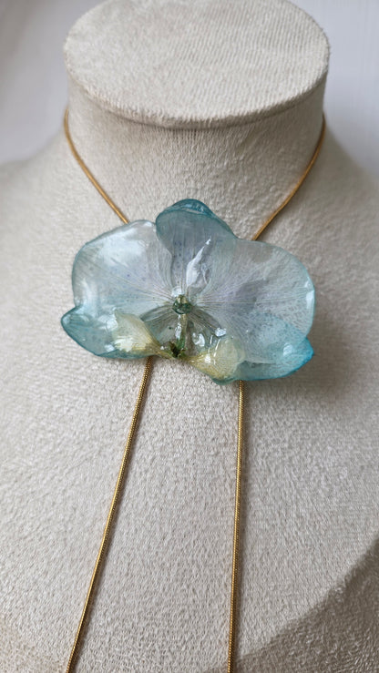 Collar regulable de orquidea.