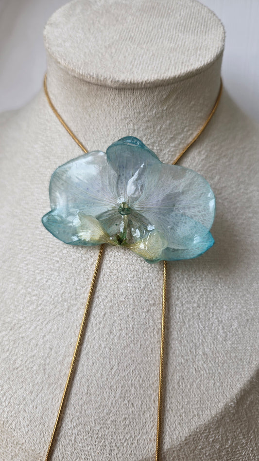 Collar regulable de orquidea.