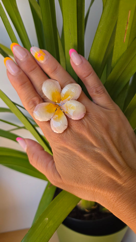 Anillo Plumeria blanca