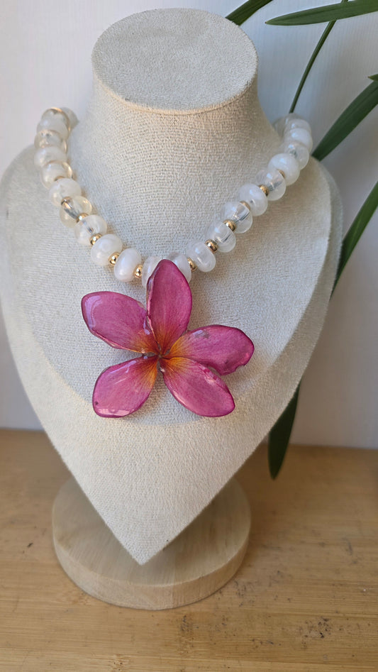 Collar Plumeria Fucsia