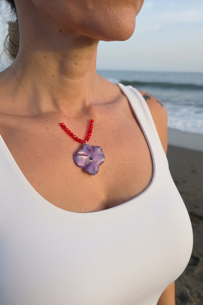 Collar Hortensia Morada & Destellos Rojos