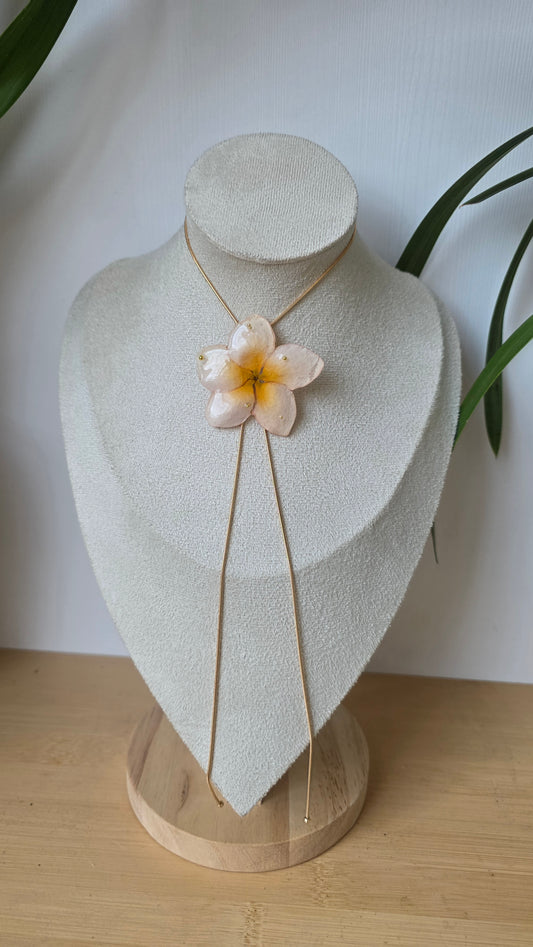 Collar regulable de plumeria.