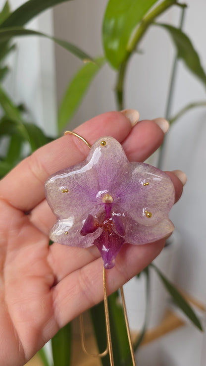 Collar regulable de orquidea.
