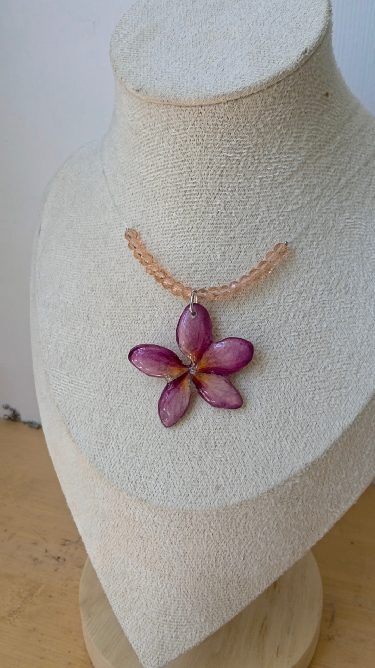 Collar Plumeria Malva & Destellos Champaña