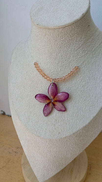 Collar Plumeria Malva & Destellos Champaña