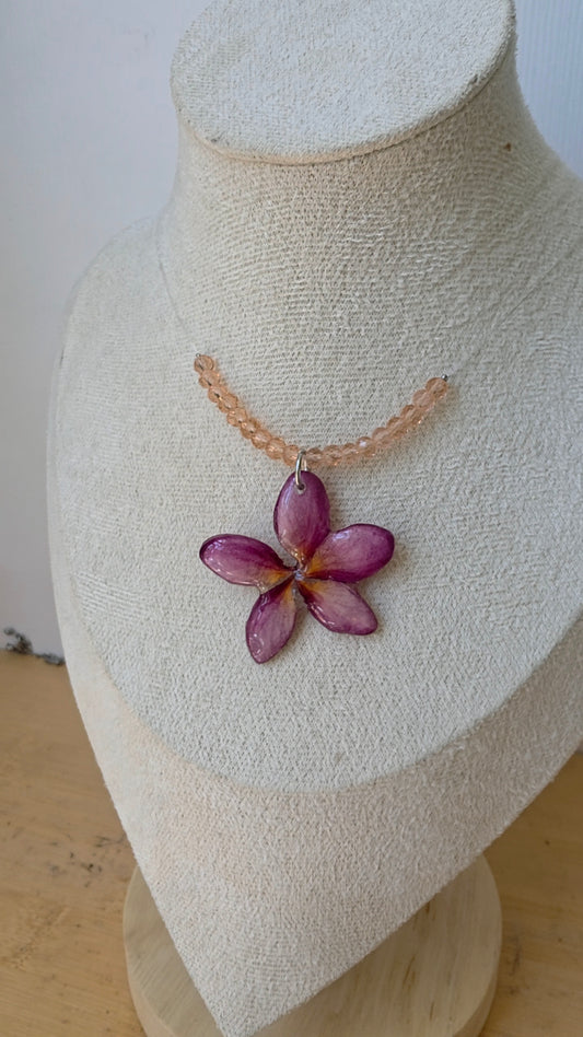 Collar Plumeria Malva & Destellos Champaña