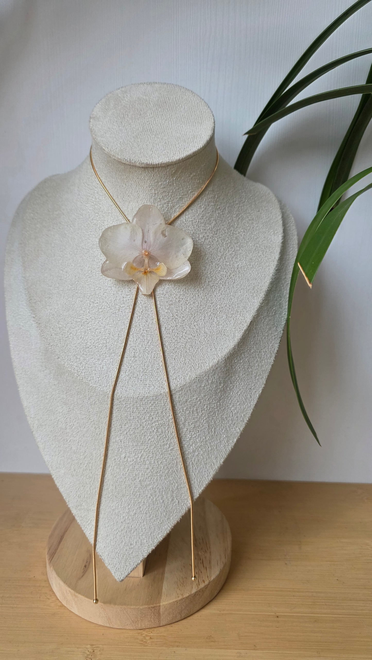Collar regulable de orquidea.