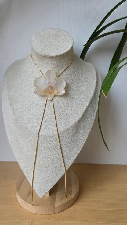Collar regulable de orquidea.