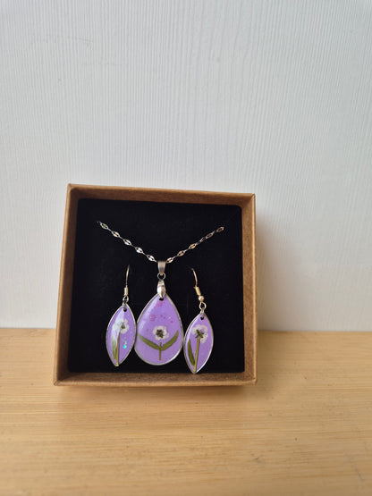 Conjunto morado flor blanca