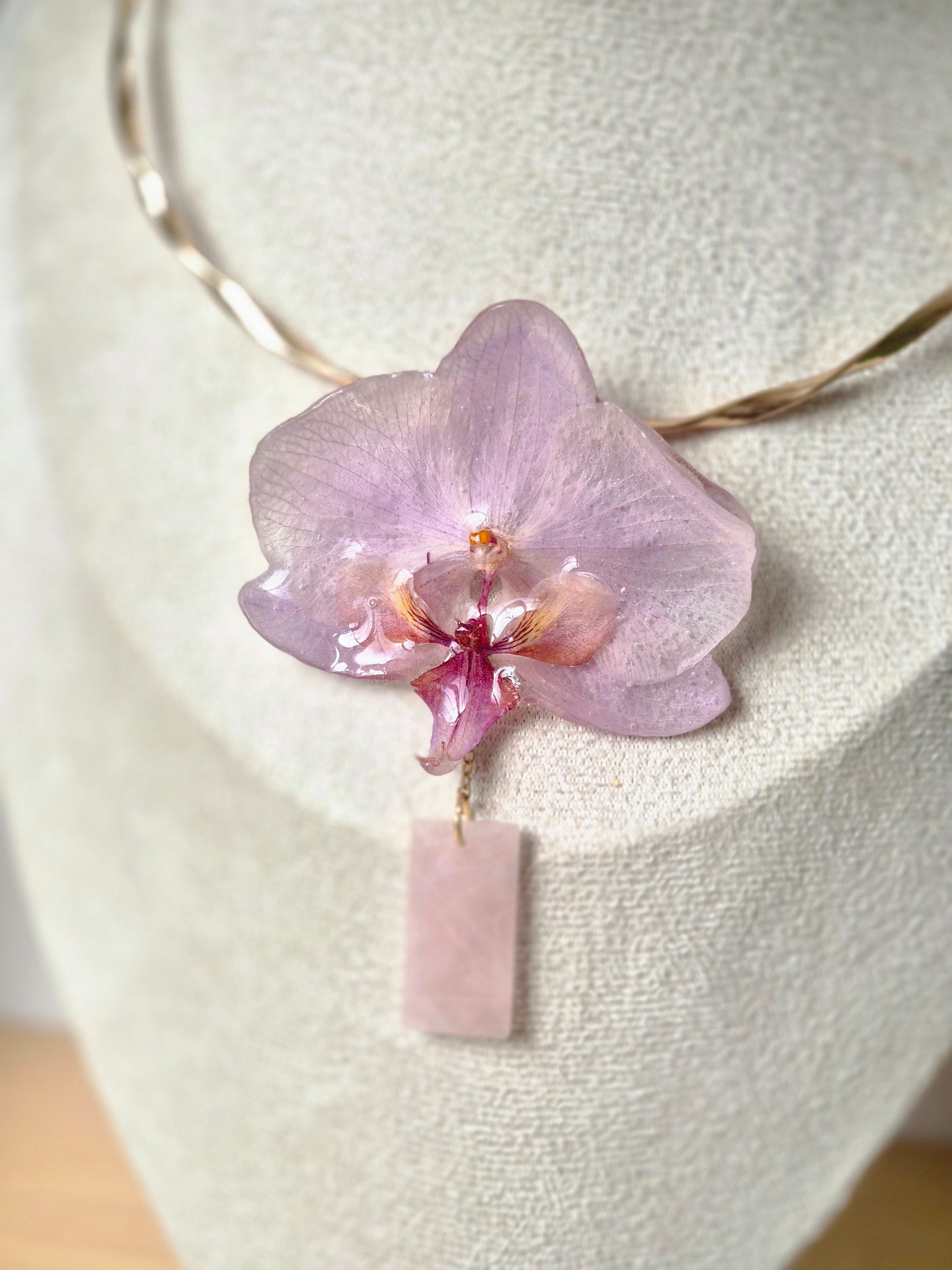 Choker orquidea Phalaenopsis y cuarzo rosa