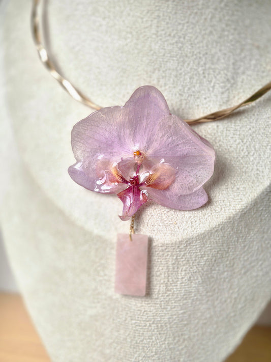 Choker orquidea Phalaenopsis y cuarzo rosa