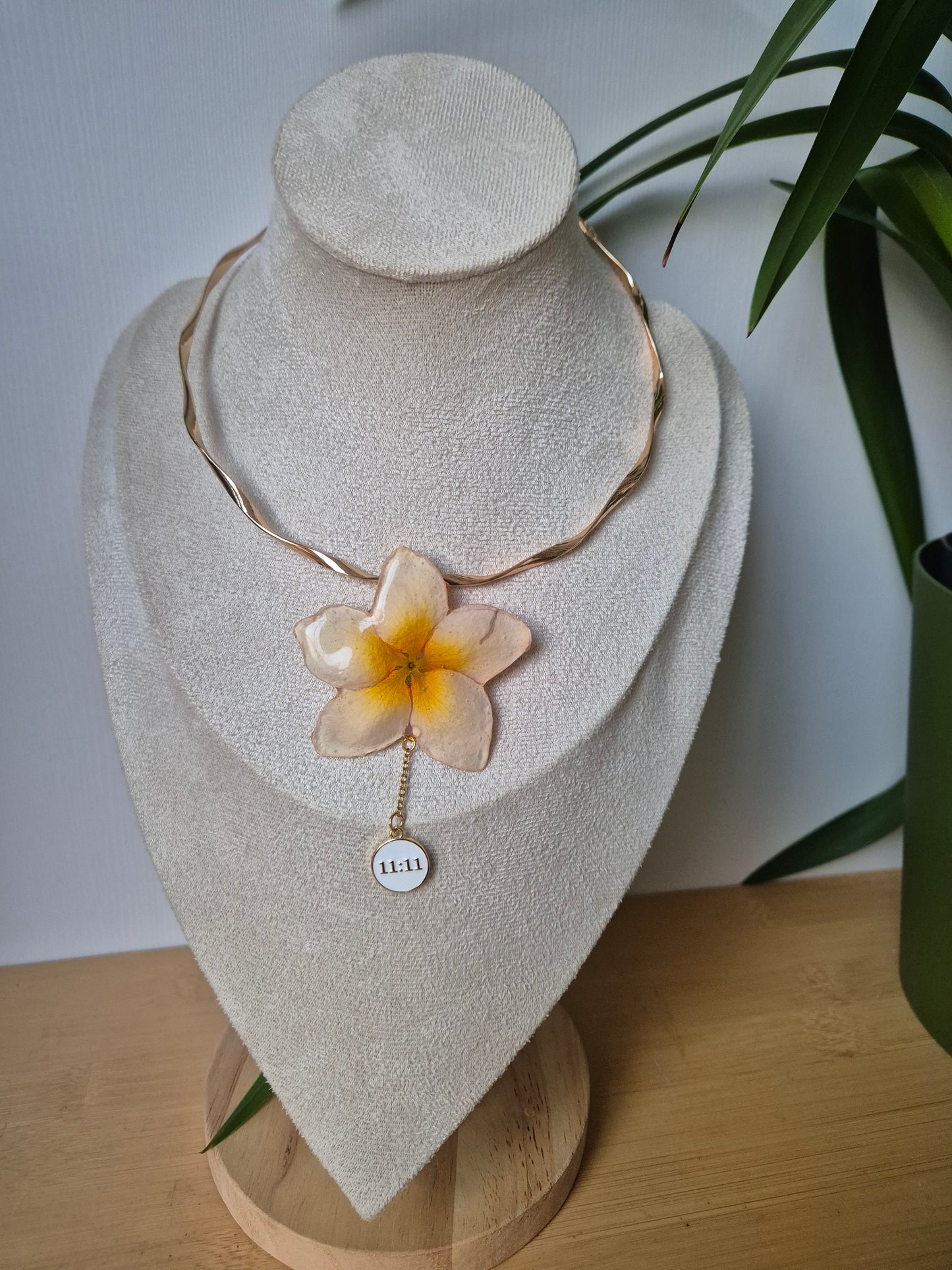 Choker plumeria 11:11