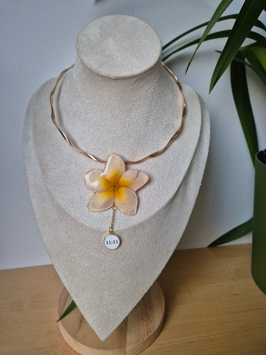 Choker plumeria 11:11