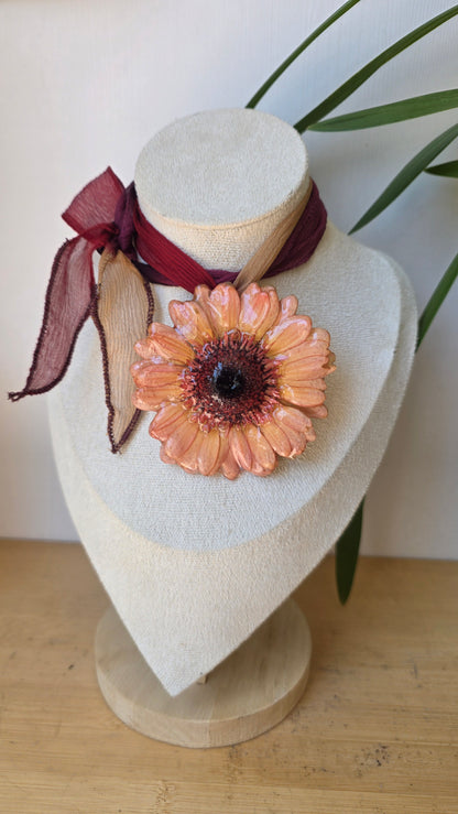 Collar plumeria y seda
