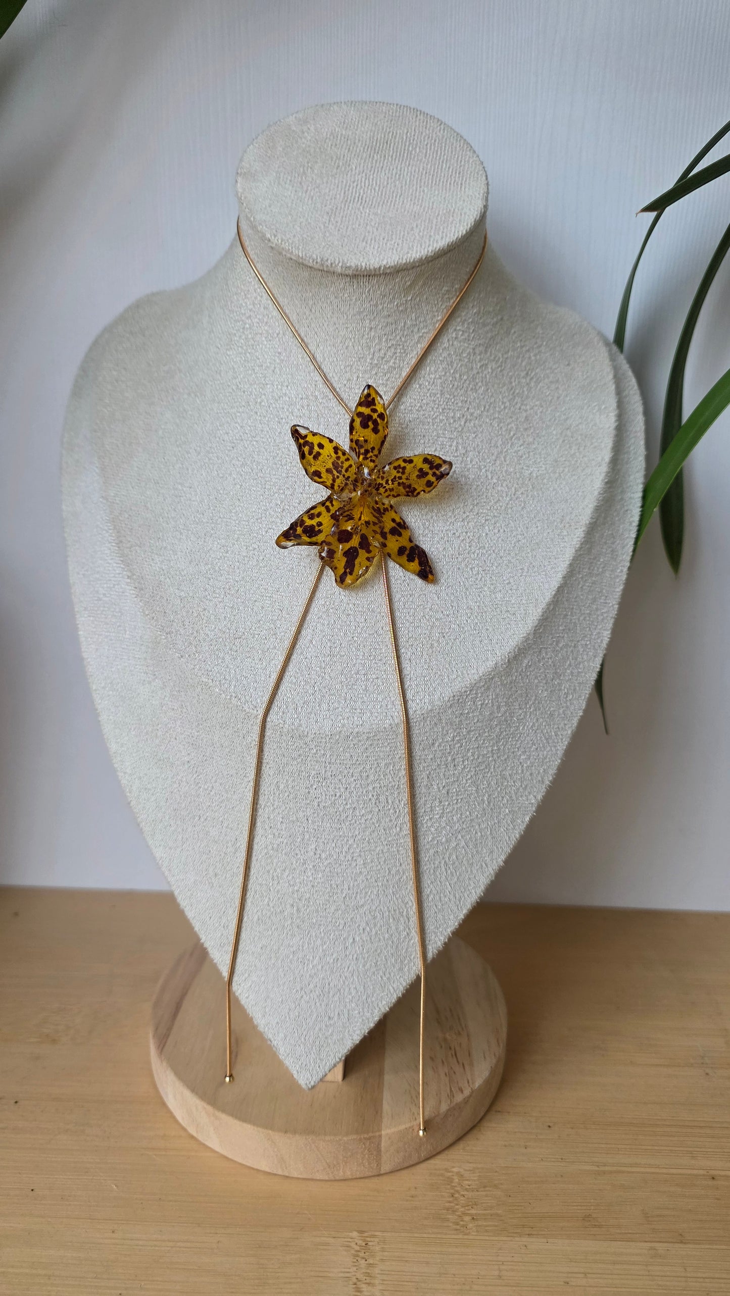 Collar regulable de orquidea.