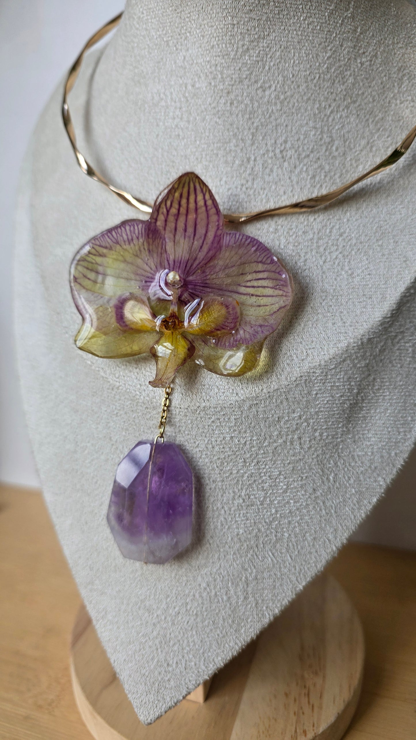 Choker orquidea Phalaenopsis y Amatista