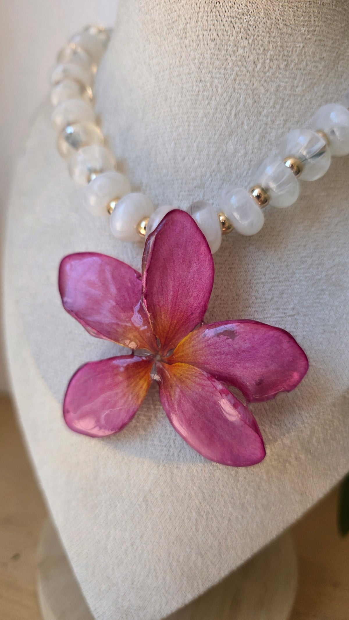Collar Plumeria Fucsia