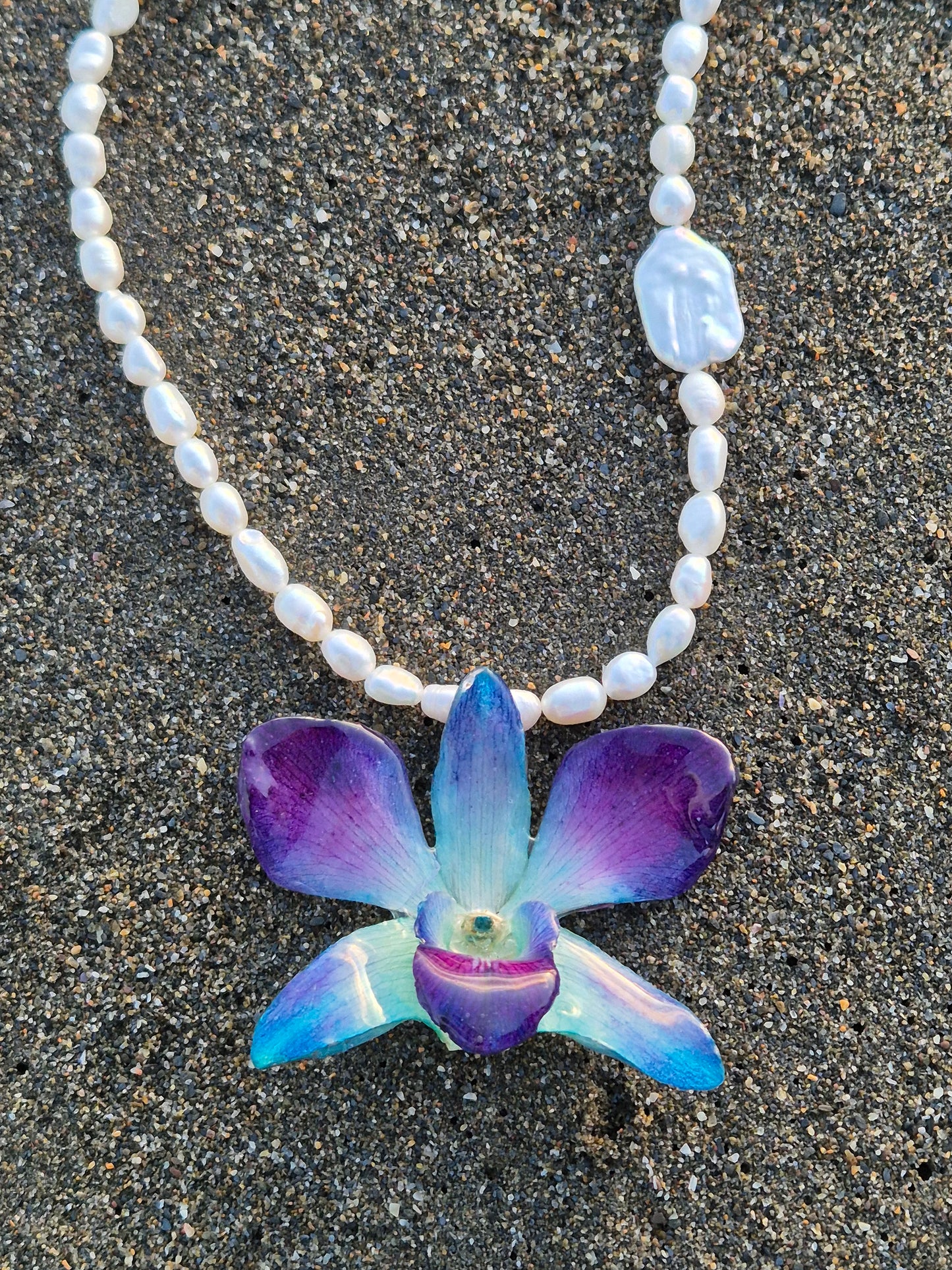 Collar de perlas y orquídea Dendrobium azúl