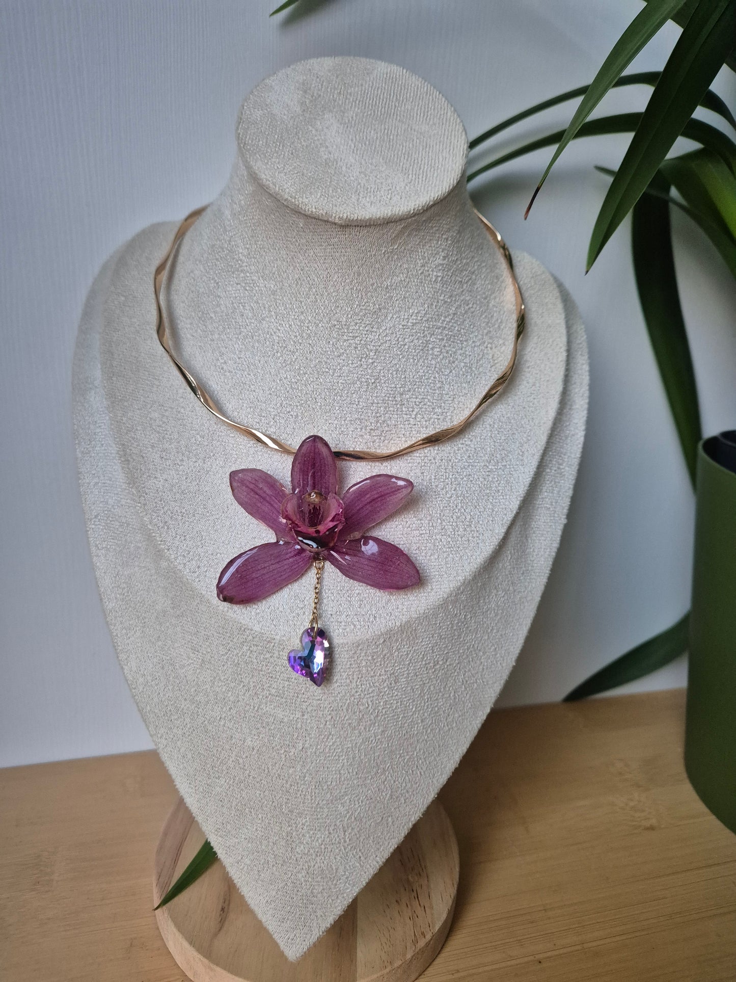 Choker orquidea Cymbidium rosa y corazón decorativo.
