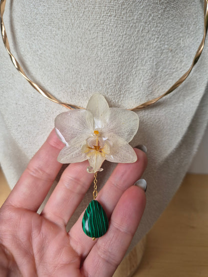 Choker orquidea Phalaenopsis y Malaquita.