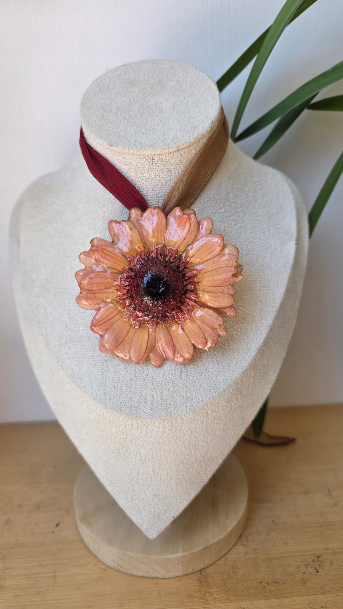 Collar plumeria y seda