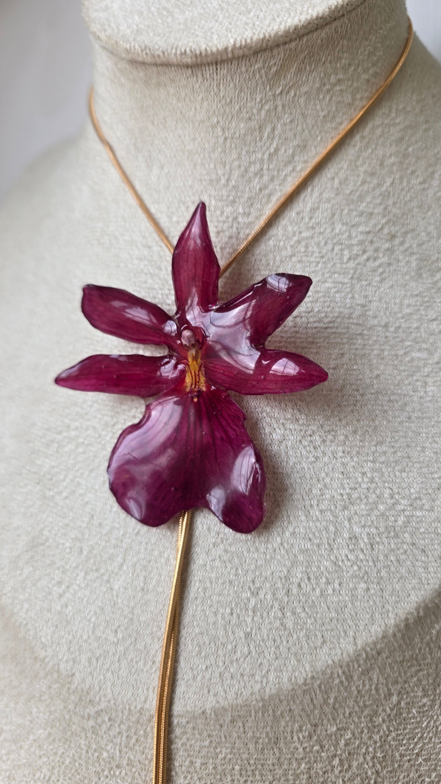 Collar regulable de orquidea.