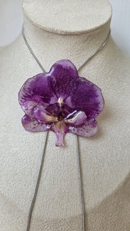 Collar regulable de orquidea.