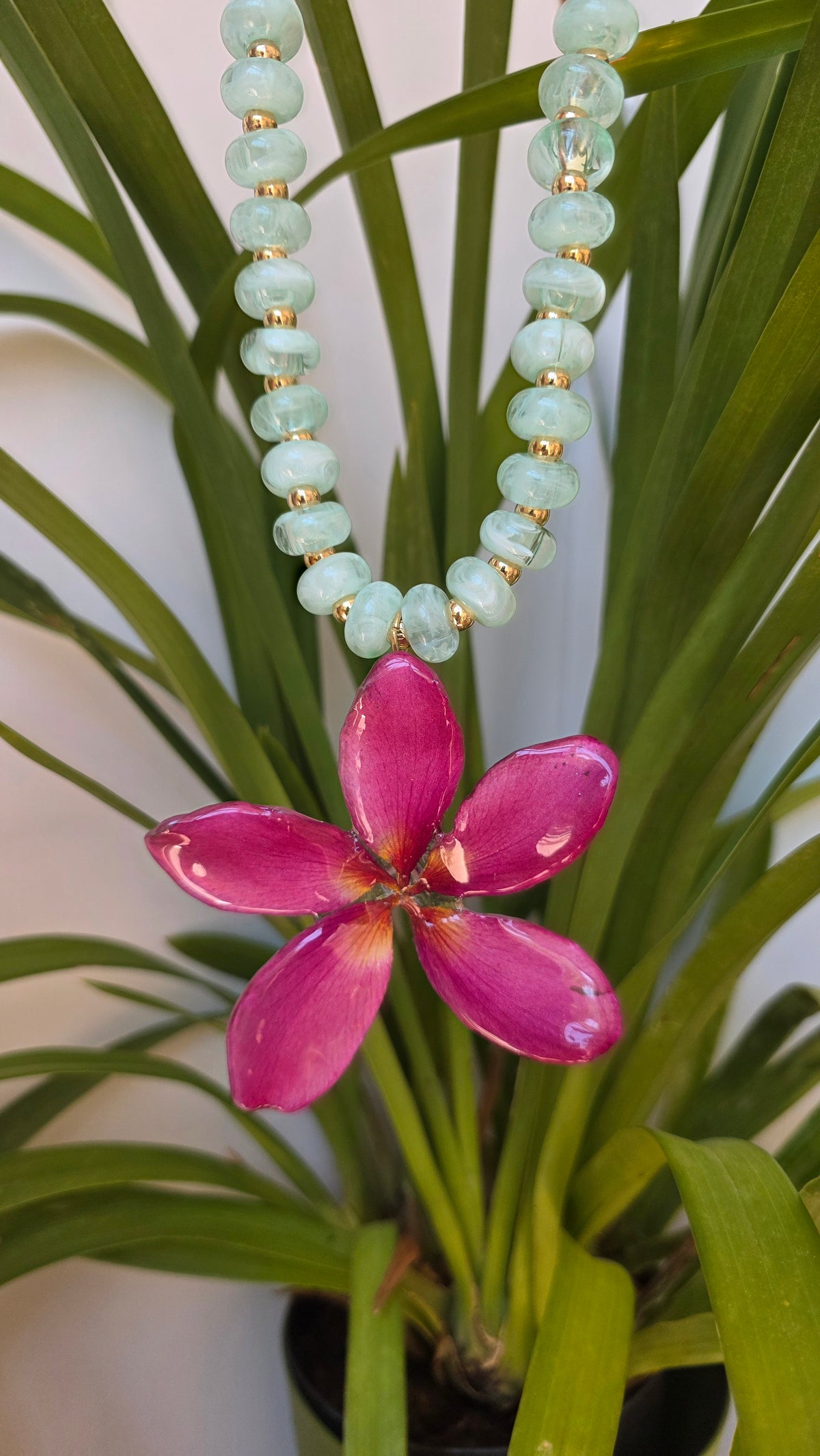 Collar Plumeria Fucsia