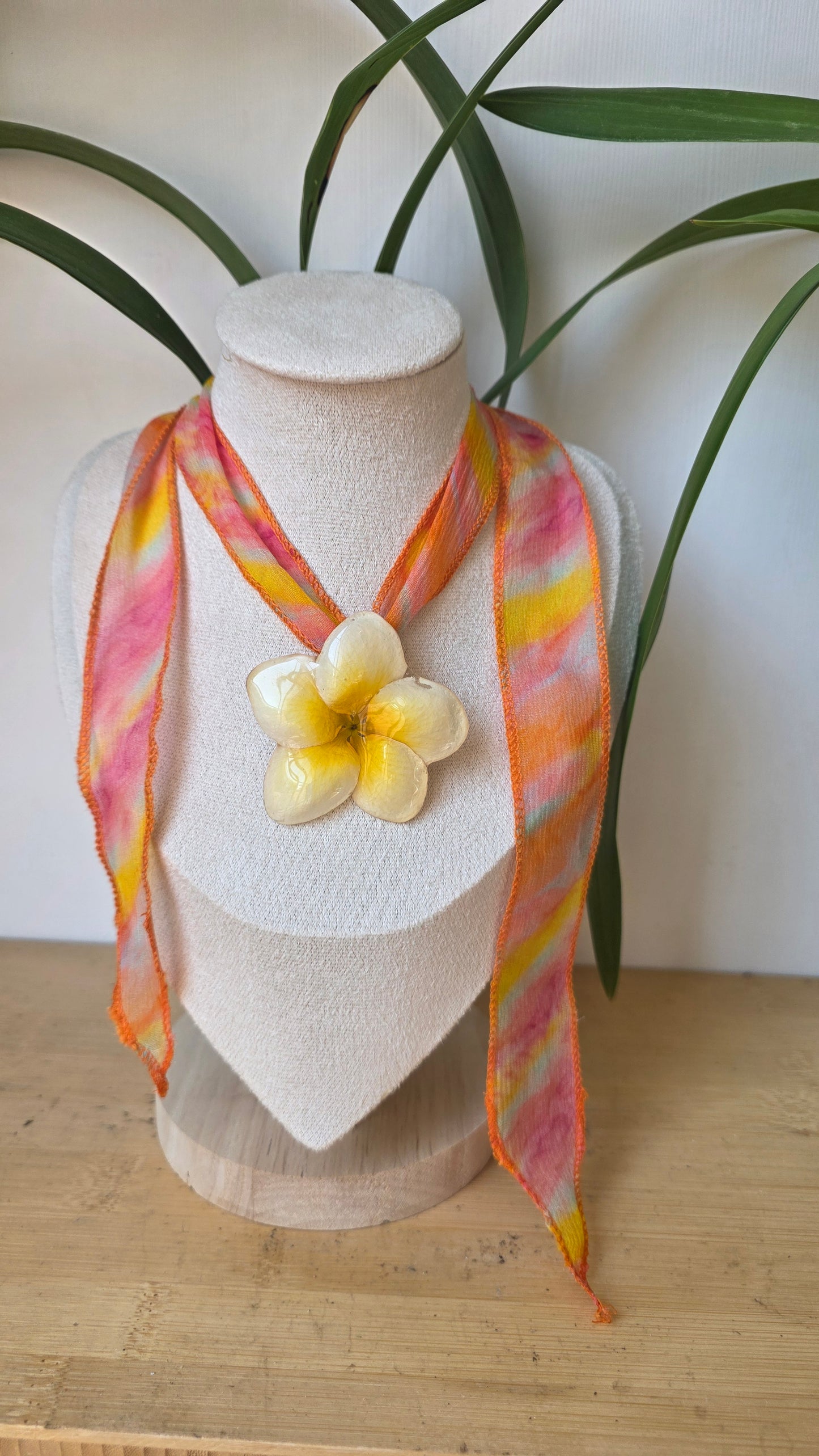 Collar plumeria y seda