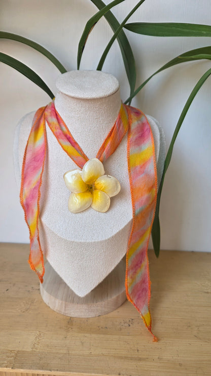 Collar plumeria y seda