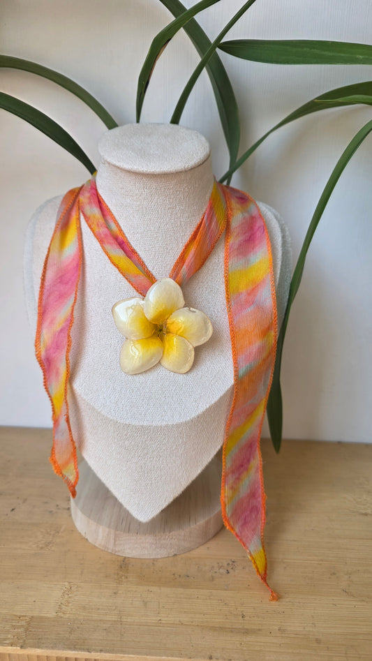Collar plumeria y seda