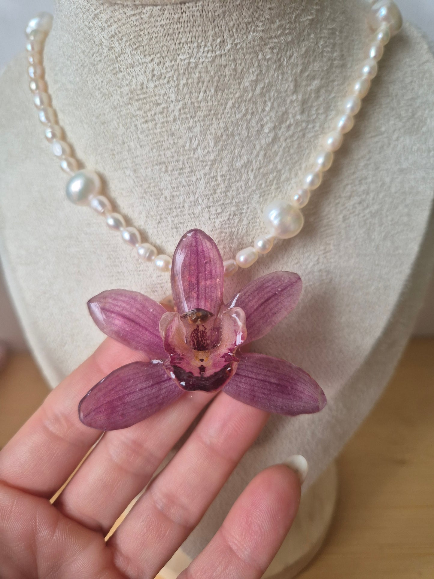 Collar de perlas y orquidea Cymbidium