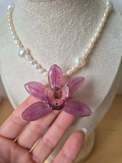 Collar de perlas y orquidea Cymbidium